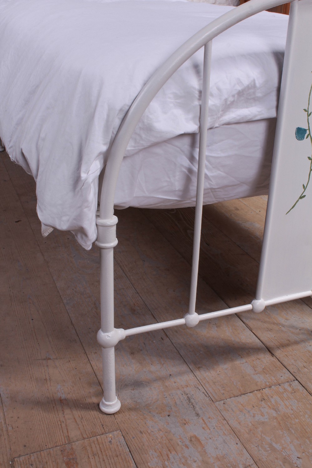 Pretty simple painted  iron single bed  View V