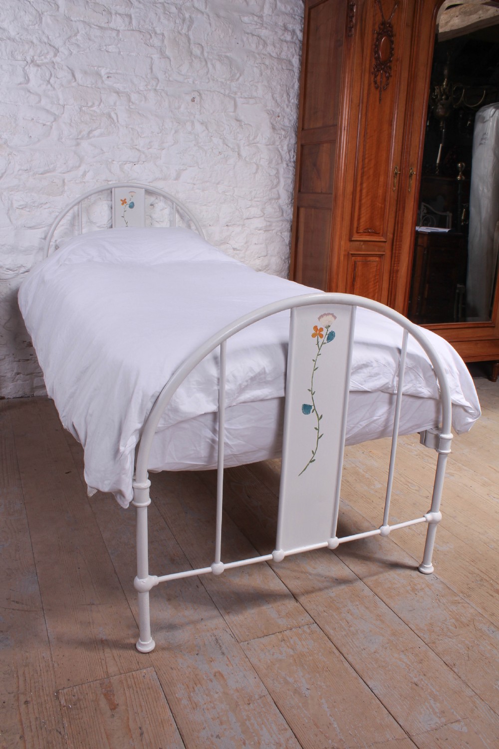 Pretty simple painted  iron single bed  View VI