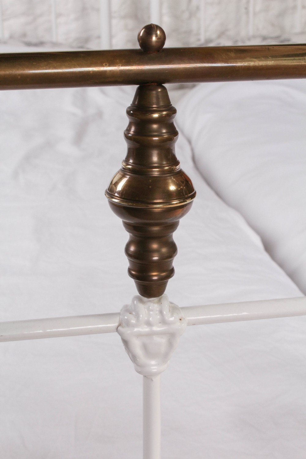 Pretty pair of single white and brass beds with rings and spindle details (can be joined) View IV