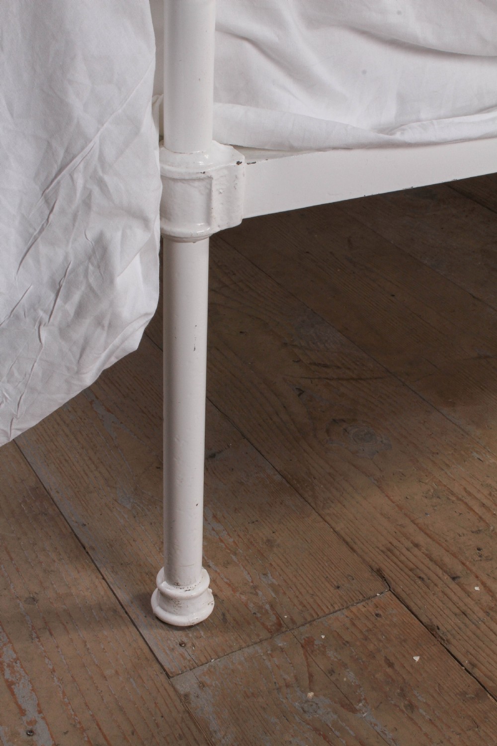 Pretty pair of single white and brass beds with rings and spindle details (can be joined) View VI