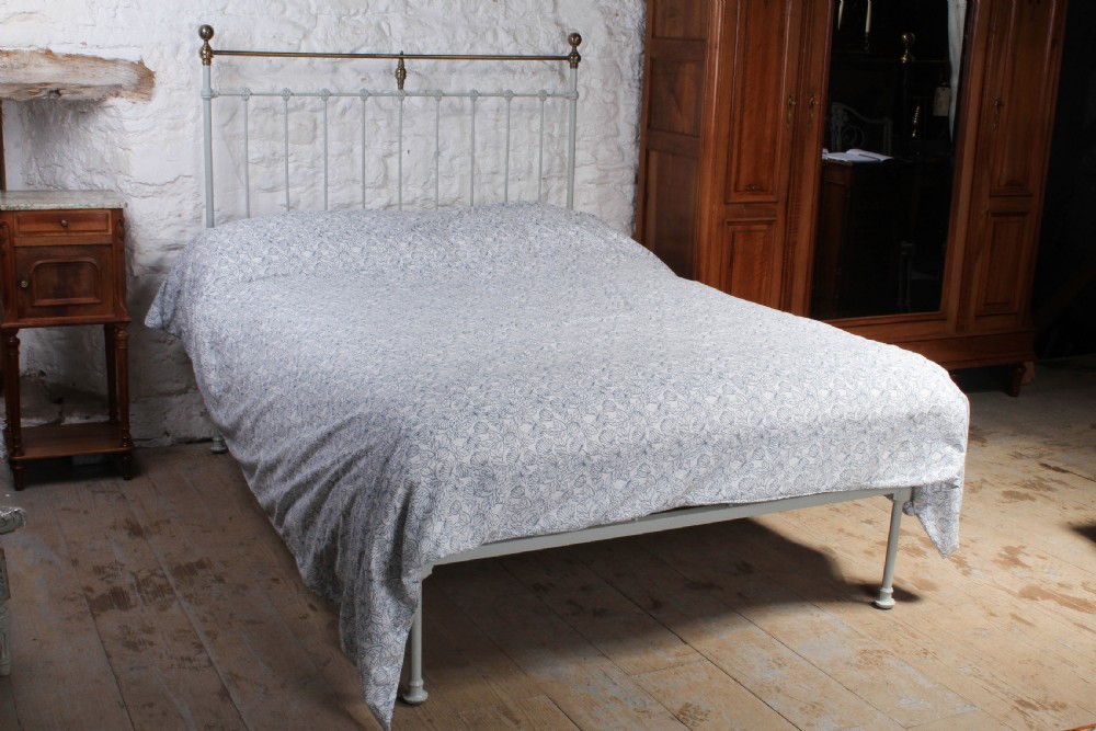 Classic Victorian no end double bed.
