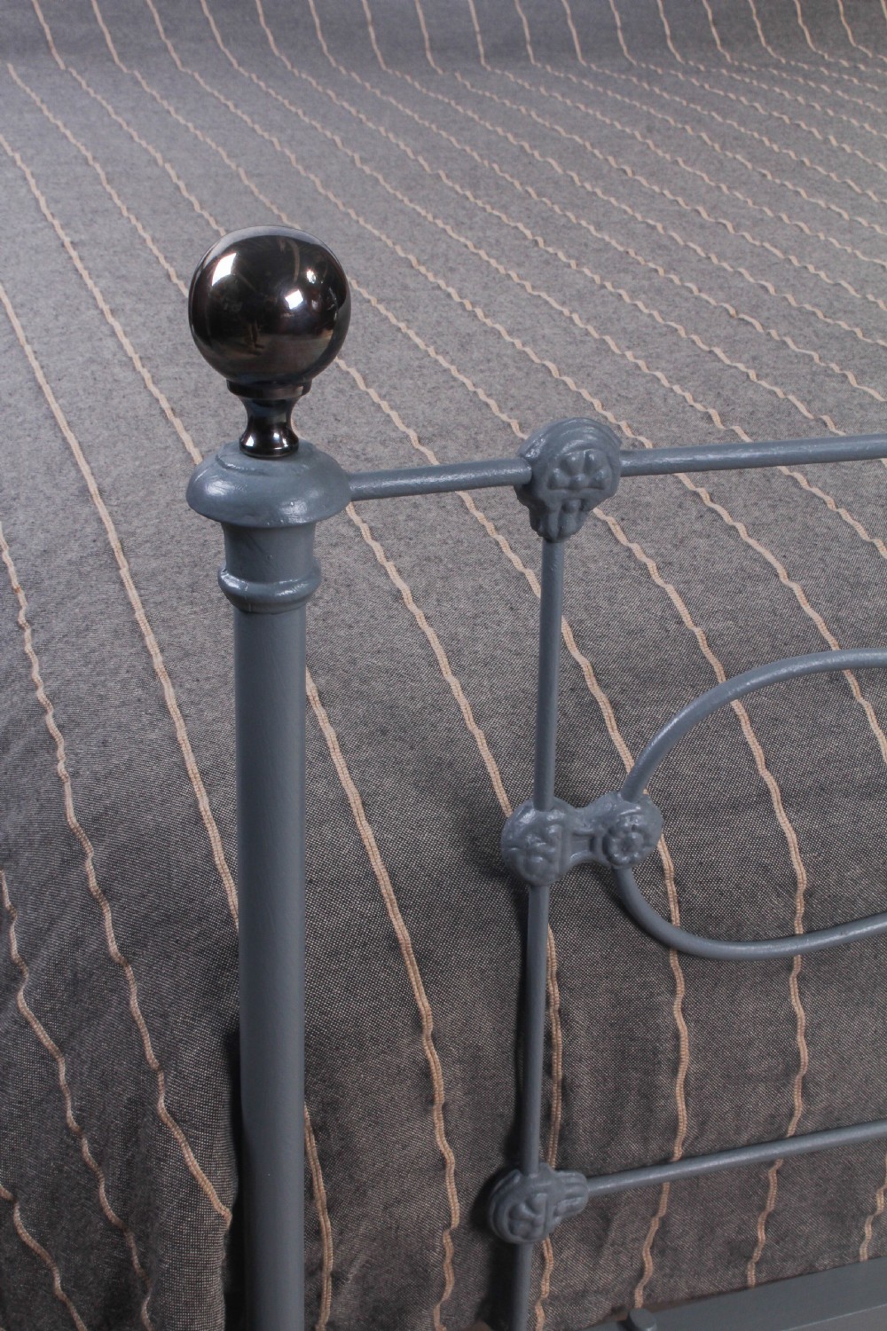 Pretty early Victorian double brass and iron bed View IV
