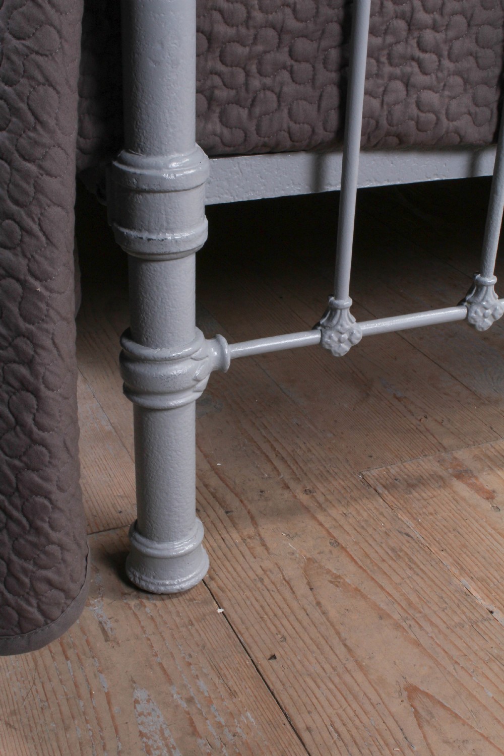Classic Victorian brass and 5Ft iron king size bed View VII