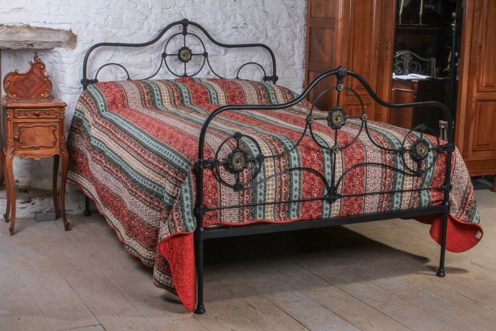 Lovely early Victorian iron and brass 5Ftking size bed
