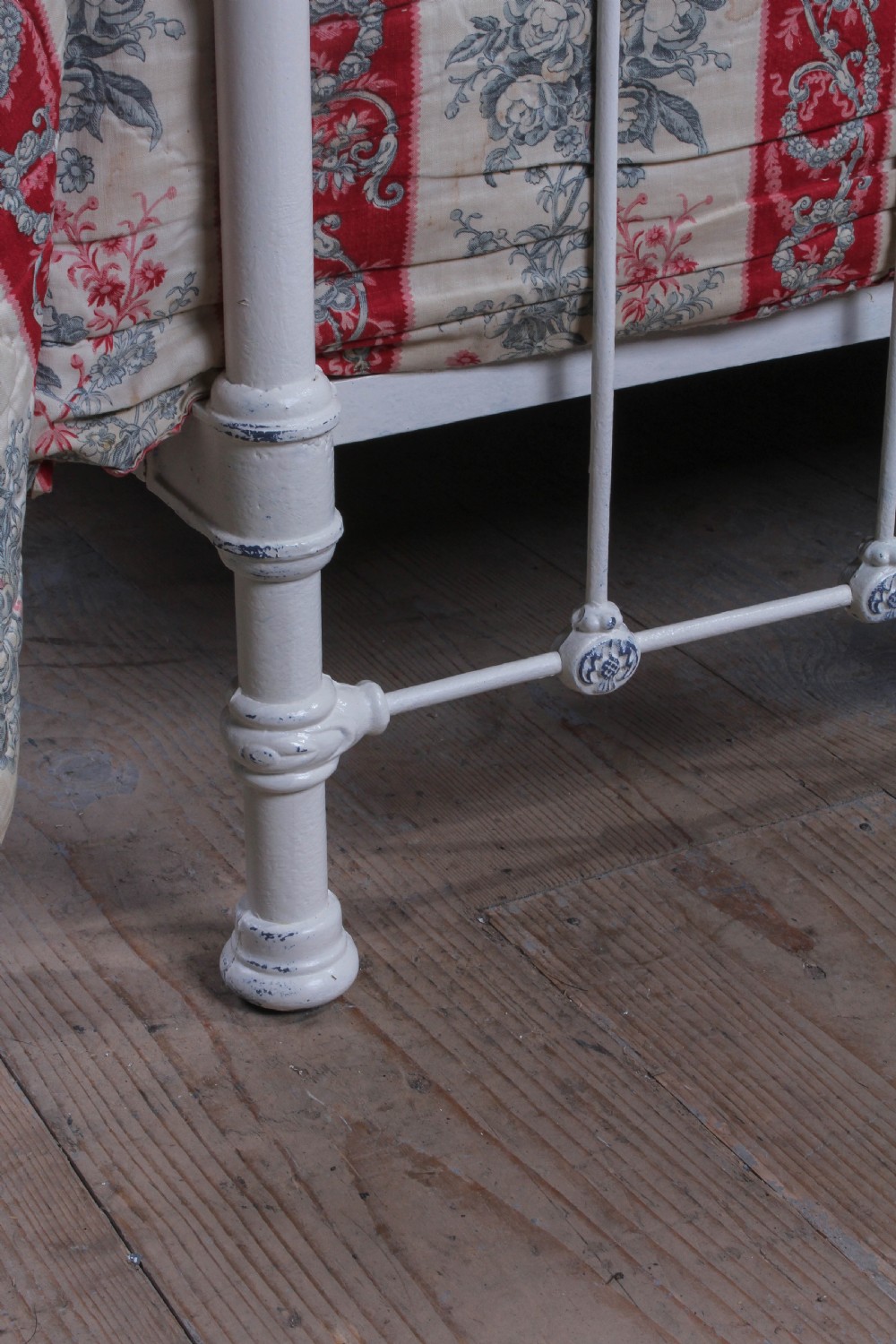 Lovely French 5Ft king size iron and brass bed  View VIII