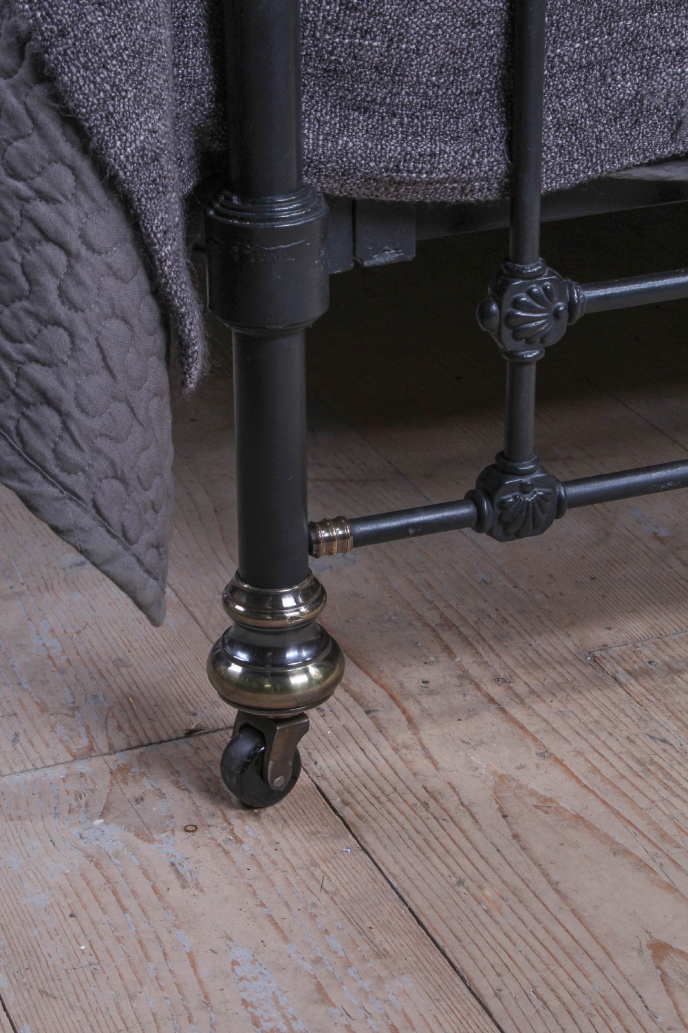 Individual Classic Victorian king size brass and iron bed View VI