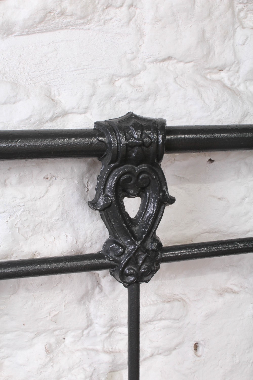 Fashinably simple Victorian double iron bed View III