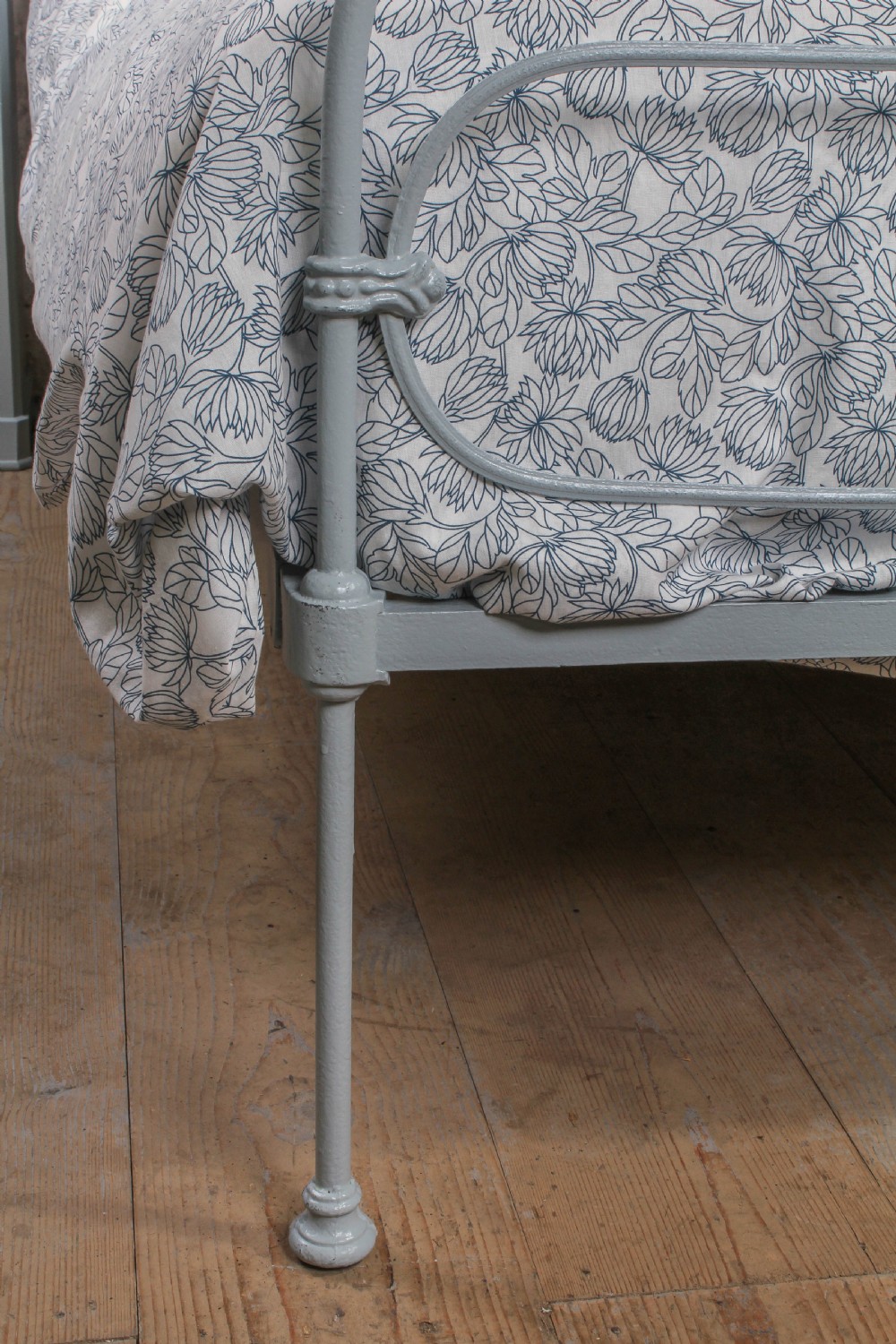 Pretty All iron queen size Irish bed View IV