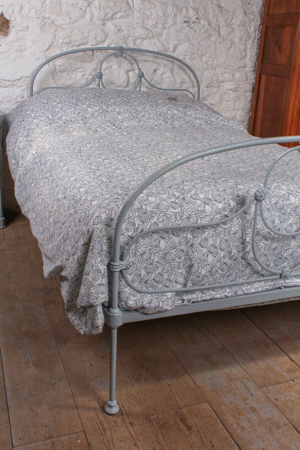 Pretty All iron queen size Irish bed View V