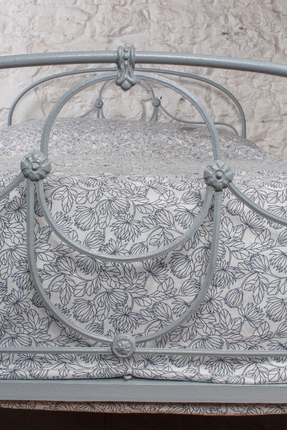 Pretty All iron queen size Irish bed View VI