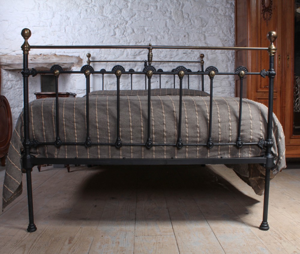 Individual Classic Victorian double bed View II