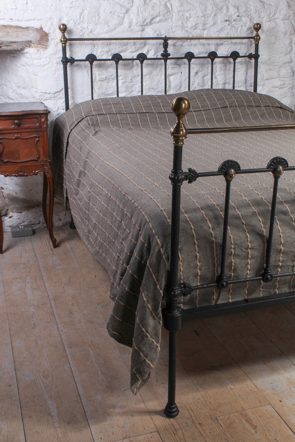 Individual Classic Victorian double bed View III