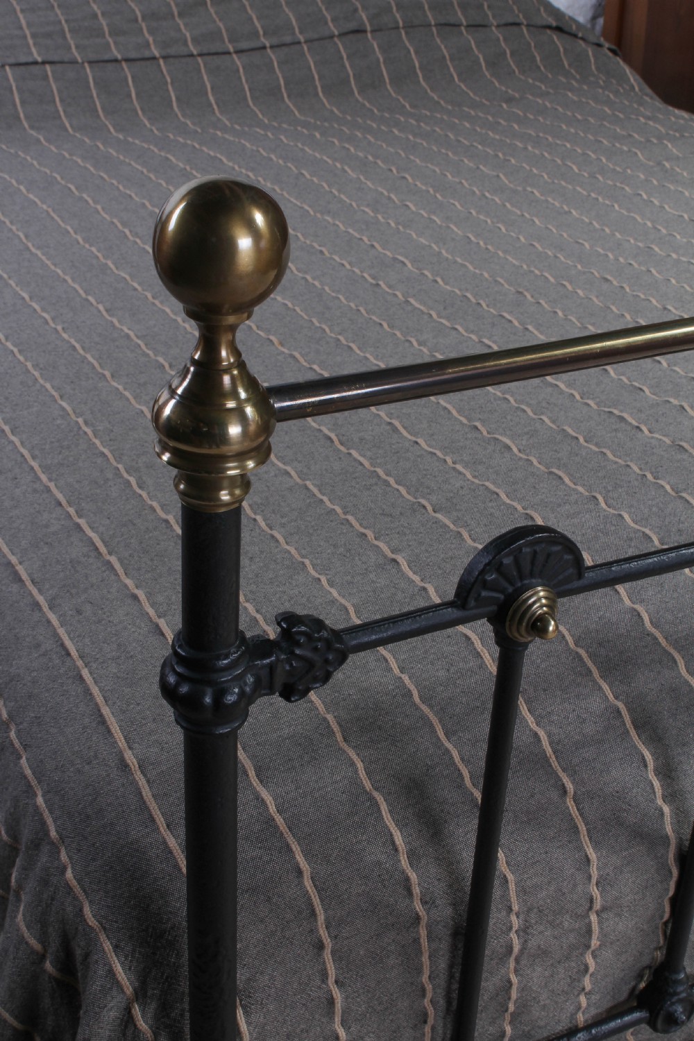 Individual Classic Victorian double bed View V