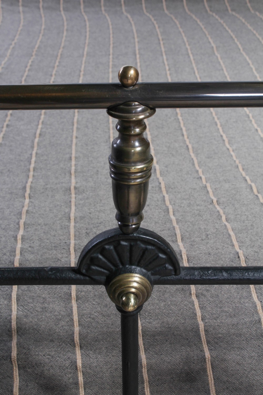 Individual Classic Victorian double bed View VII