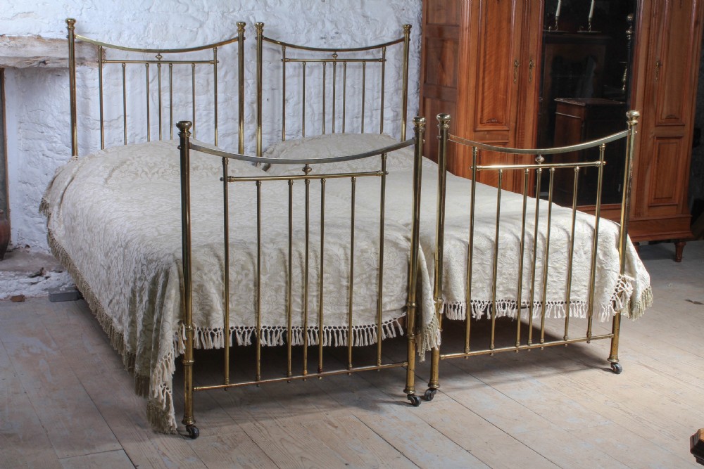 Elegant simple pair of Edwardian brass single beds 