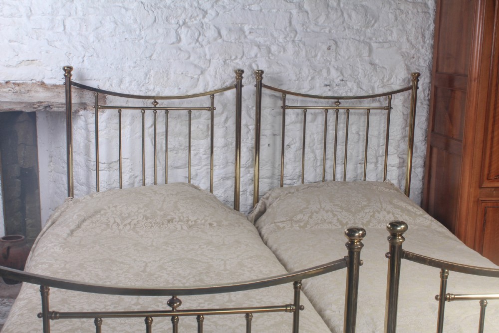 Elegant simple pair of Edwardian brass single beds  View IV