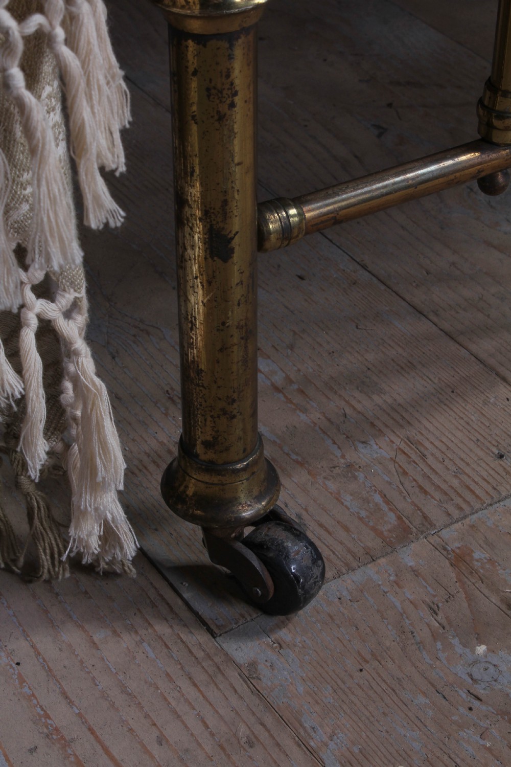 Elegant simple pair of Edwardian brass single beds  View VI