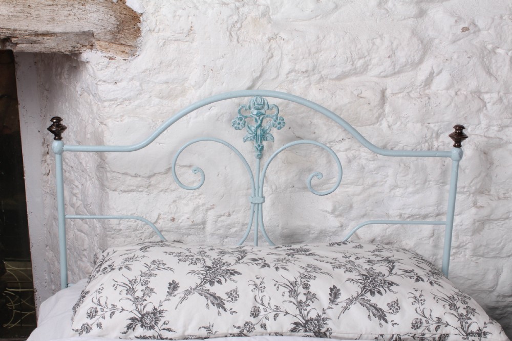 Pretty pair of forged iron no end single beds (can be joined) View IV
