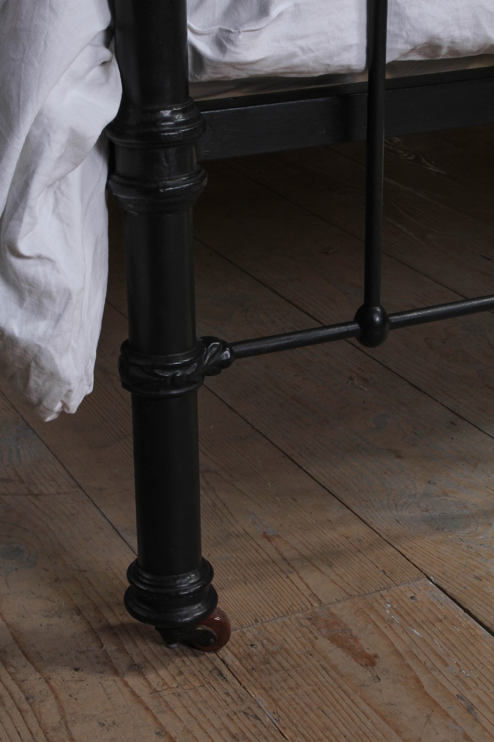 Classic Edwardian dip rail brass and iron bed View IV