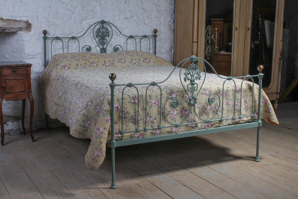 Very lovely early Victorian king size bed 