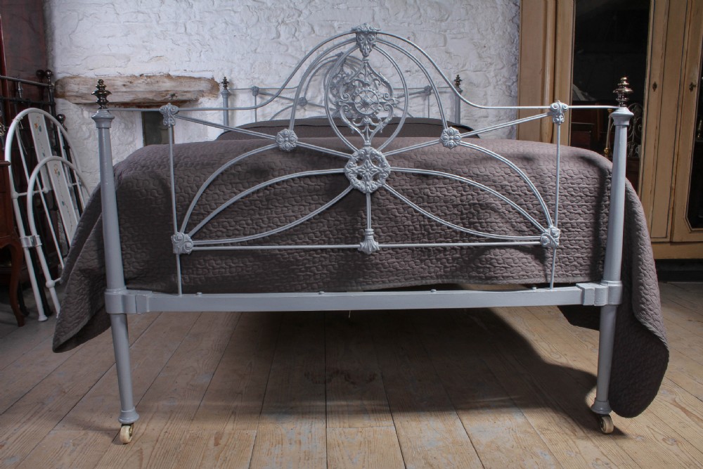 Lovely king size Winfield bed with taper posts  View V