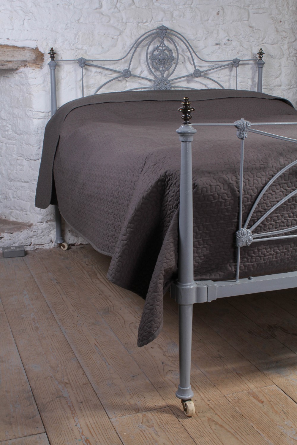 Lovely king size Winfield bed with taper posts  View VII