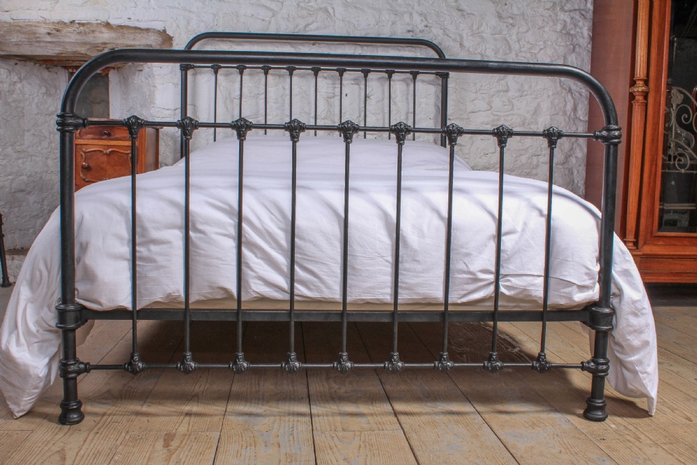 Fashionably simple French all iron double bed View V