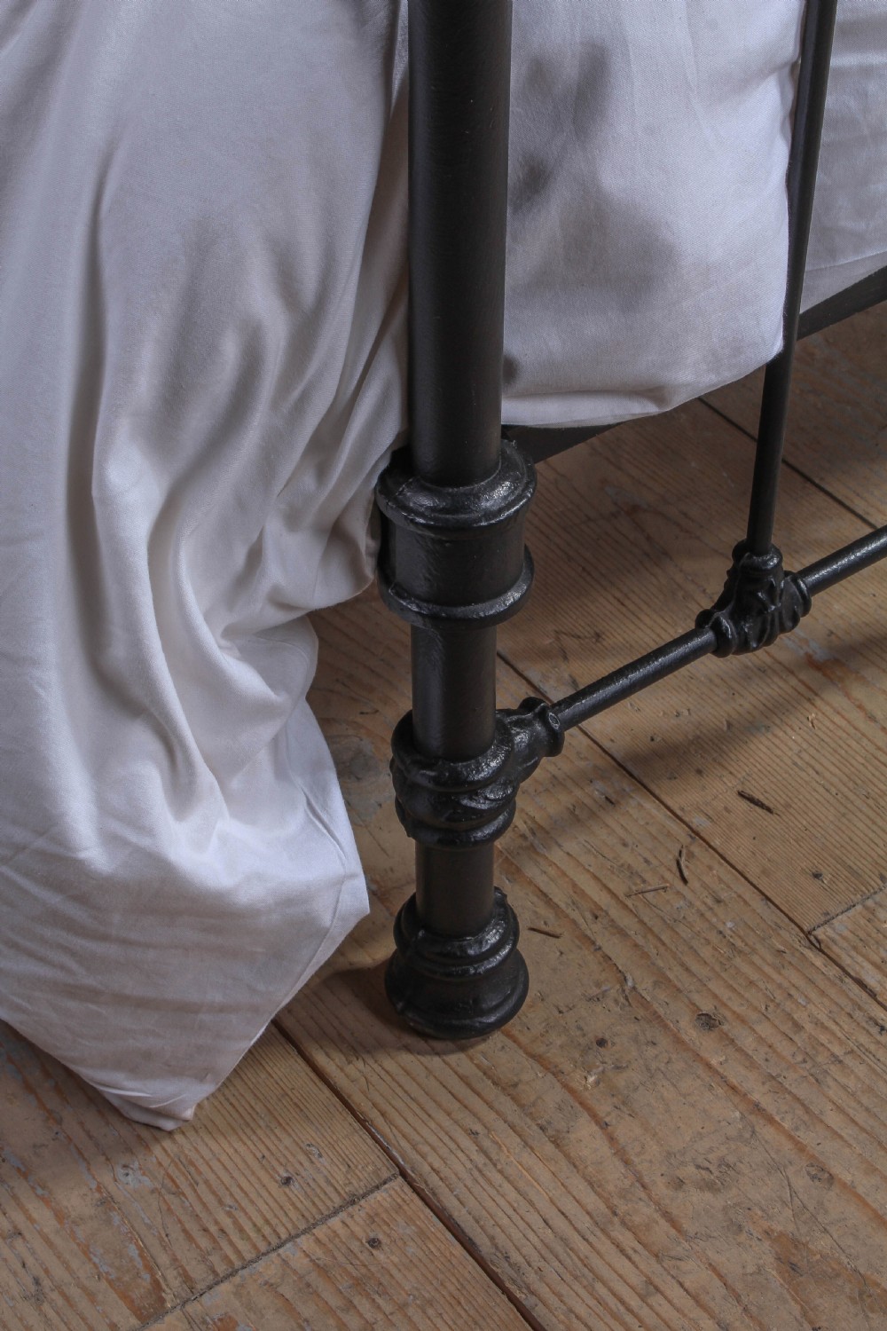Fashionably simple French all iron double bed View VII