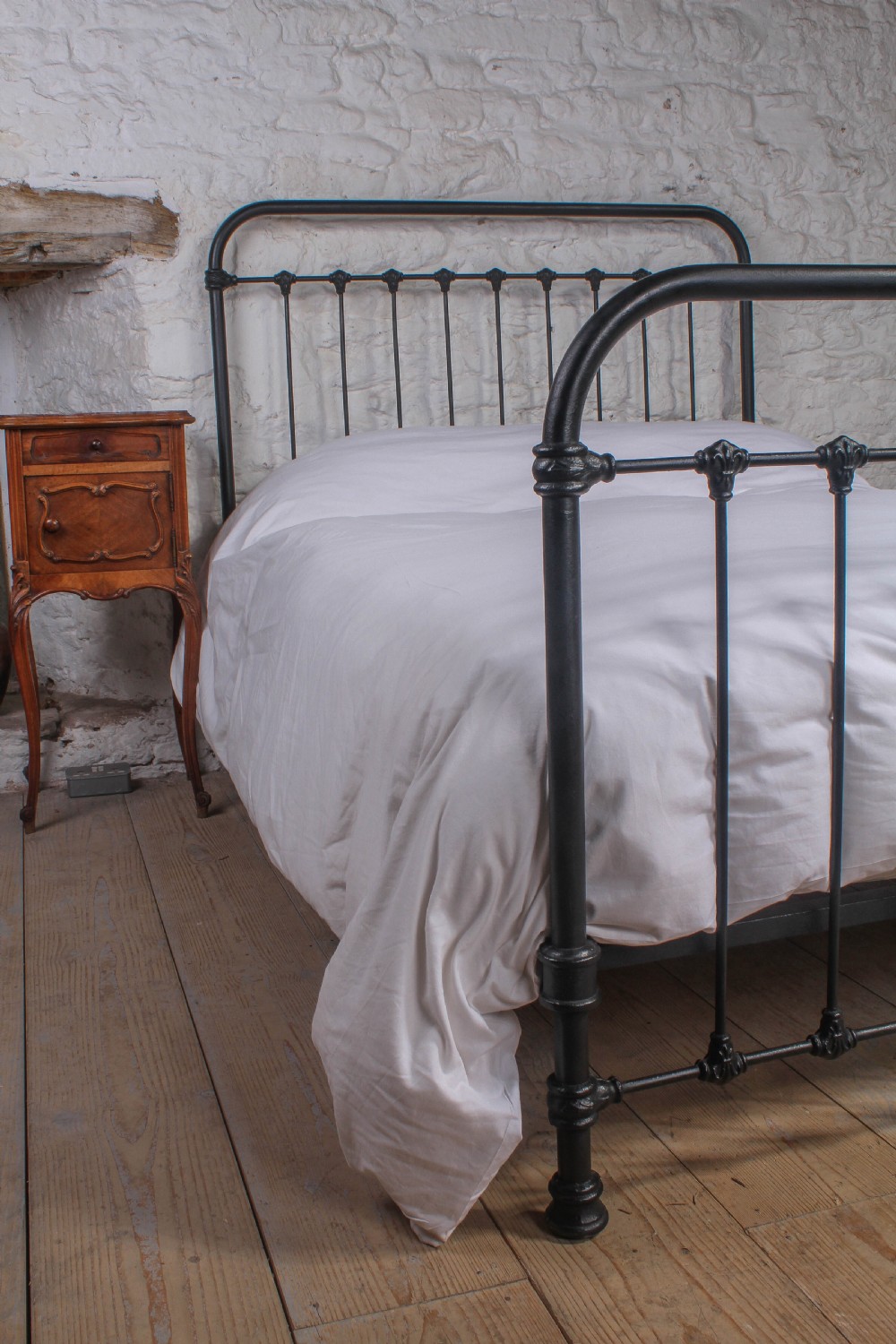 Fashionably simple French all iron double bed View VIII