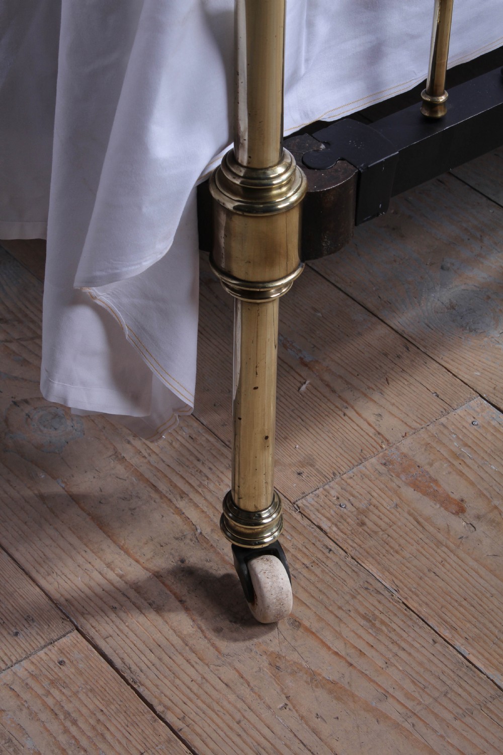 Elegant simple Winfield all brass king size bed View VII