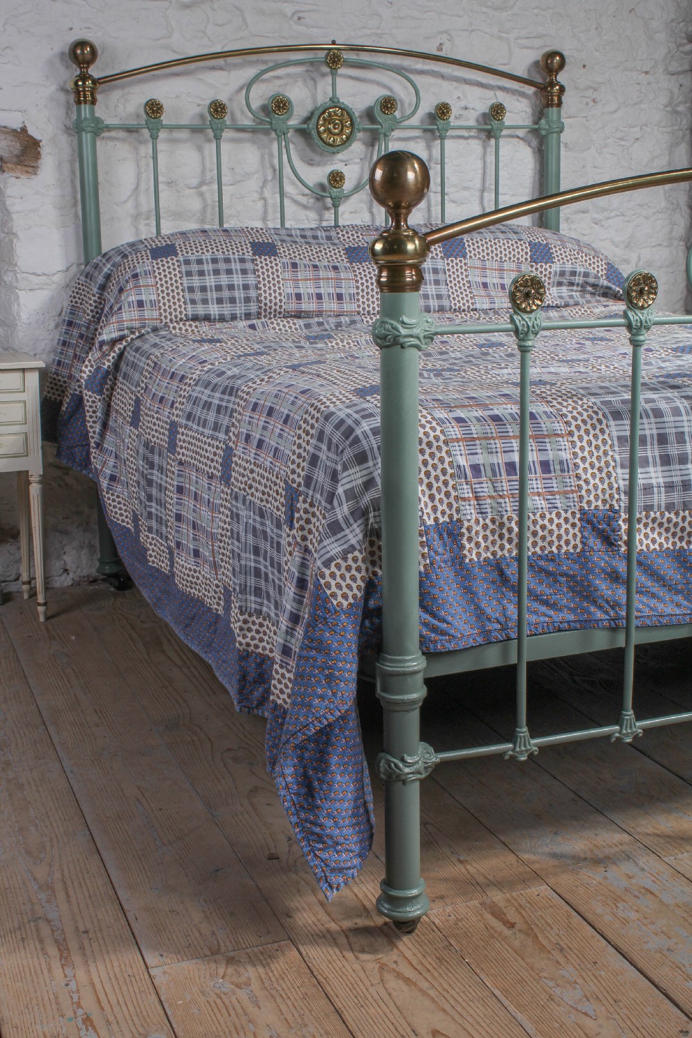 Stunning hand finished king size brass and iron bed View VI