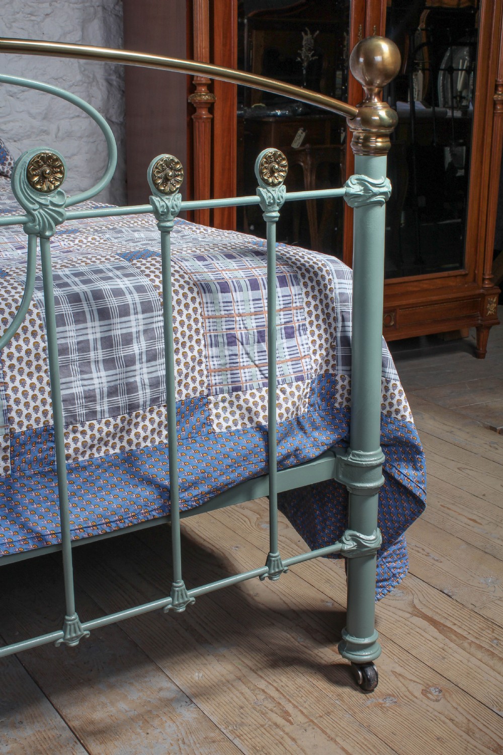 Stunning hand finished king size brass and iron bed View VII