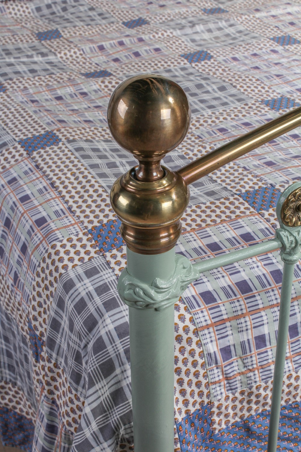 Stunning hand finished king size brass and iron bed View VIII