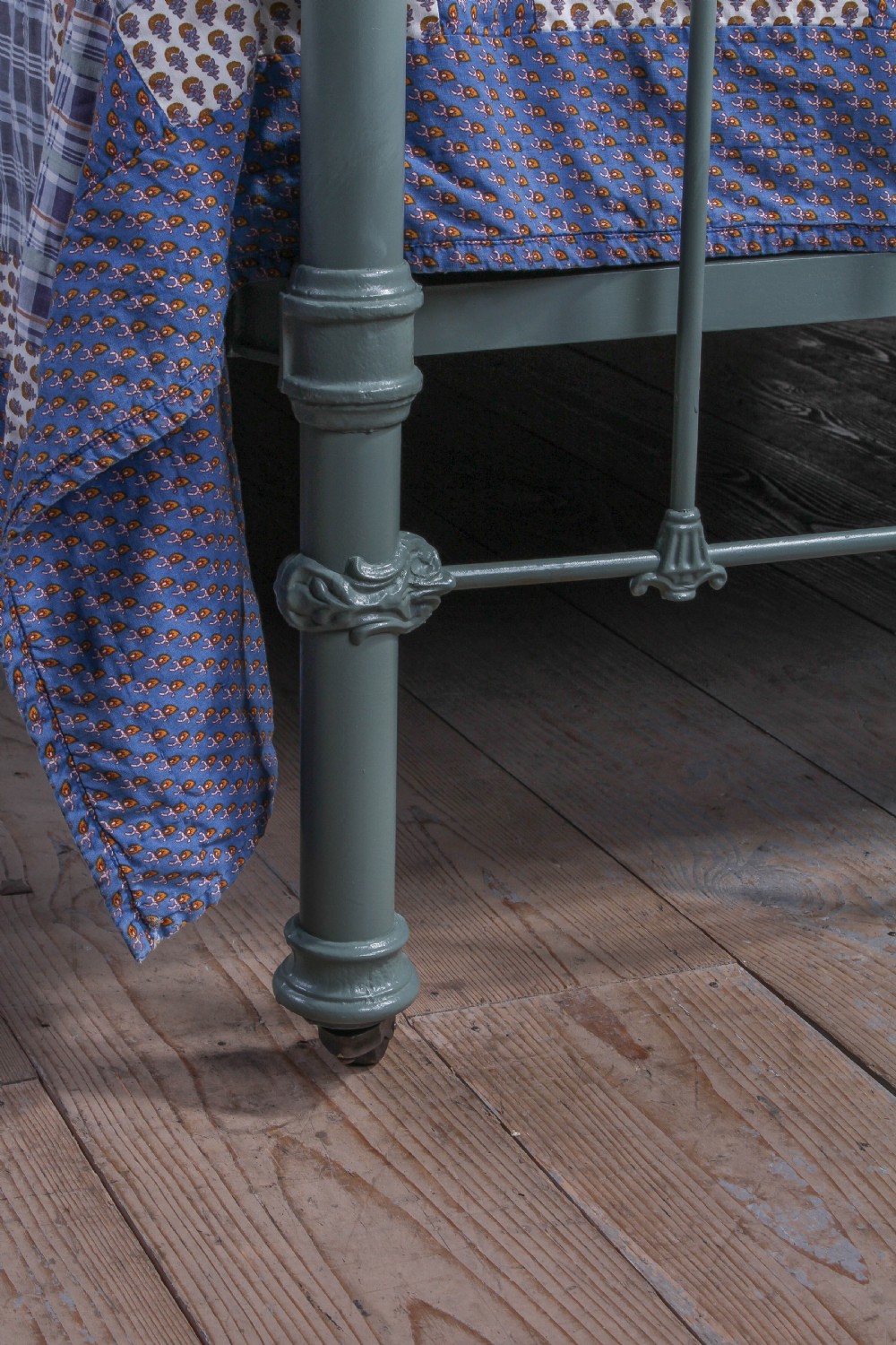 Stunning hand finished king size brass and iron bed View IX