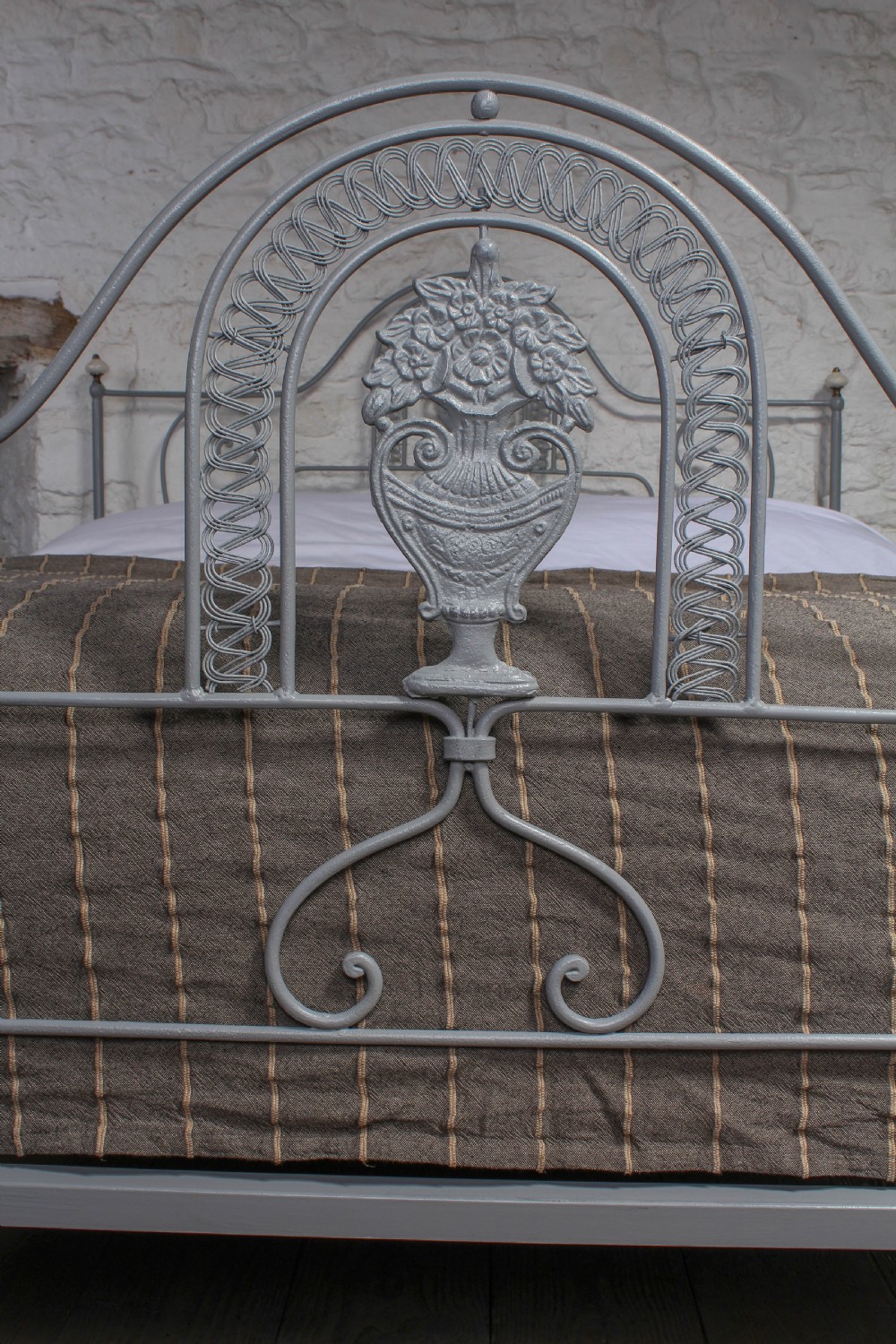 Very pretty Portuguese king size iron bed View VI