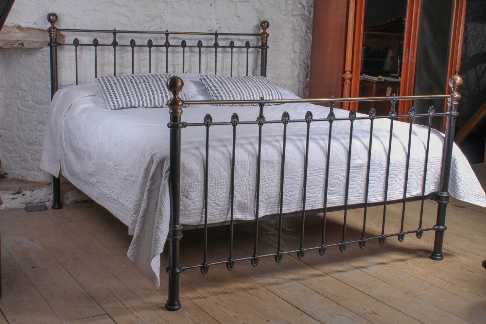 Handsome super king size 6Ft brass and iron bed