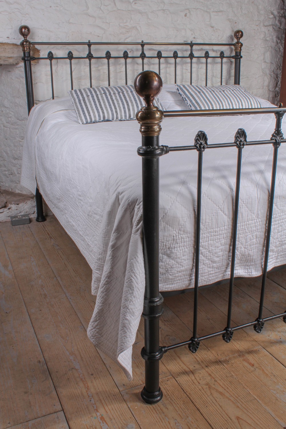 Handsome super king size 6Ft brass and iron bed View VII