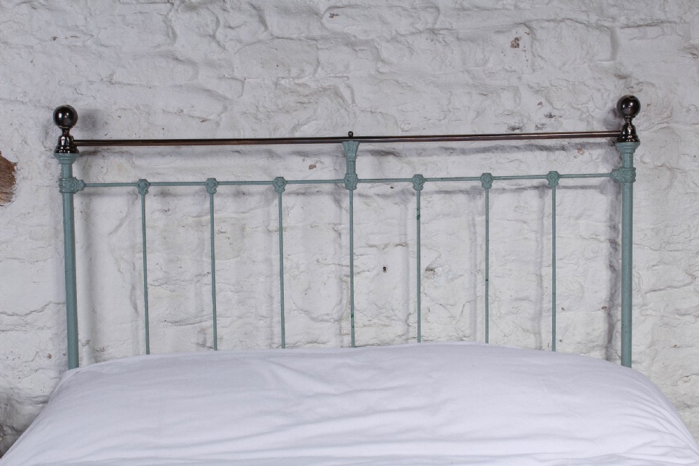 Classic Victorian no end double bed View II