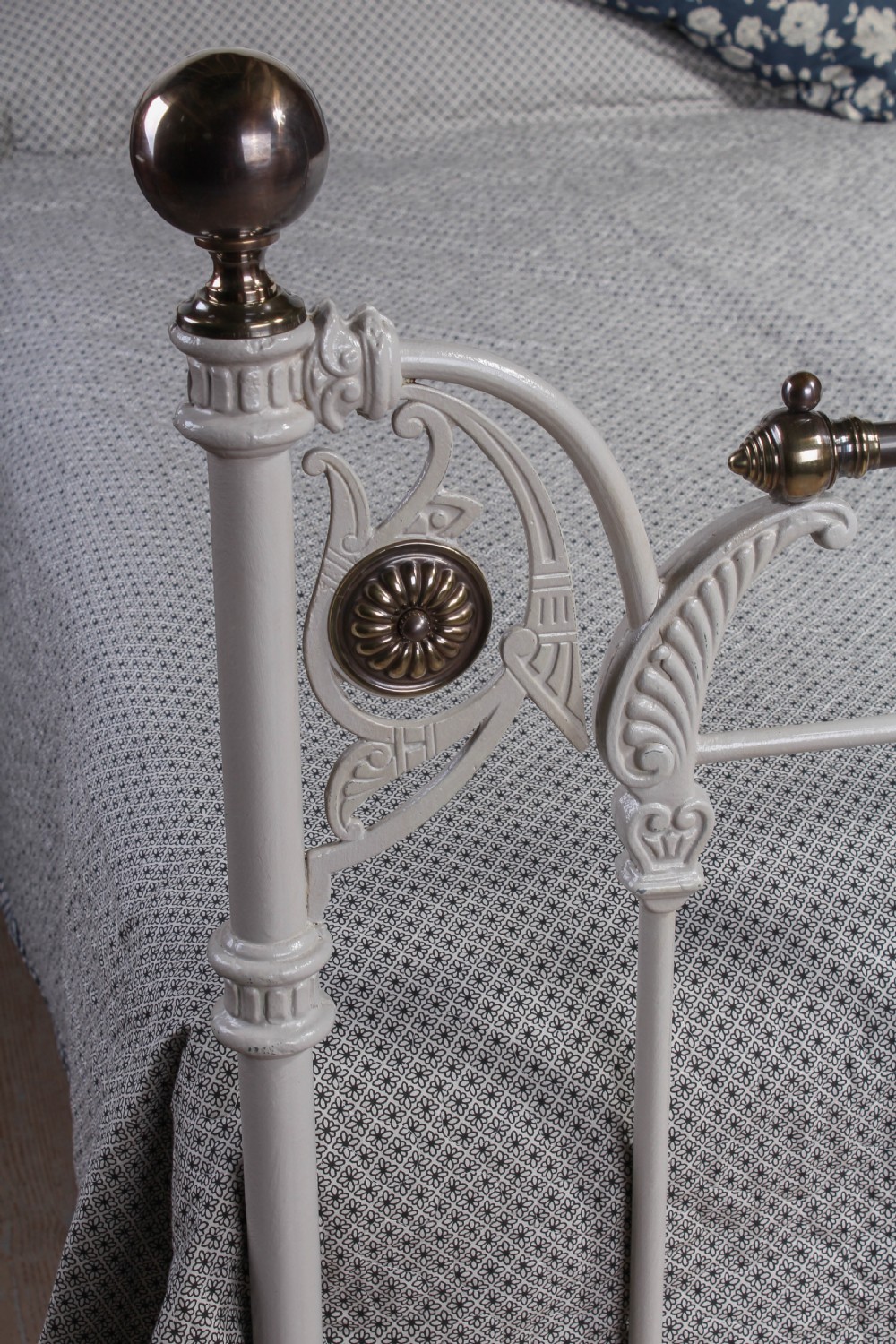 Rare super king size 6ft Victorian brass and iron bed View II