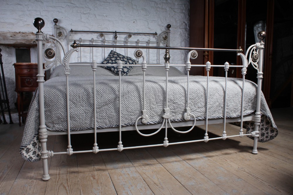 Rare super king size 6ft Victorian brass and iron bed View III