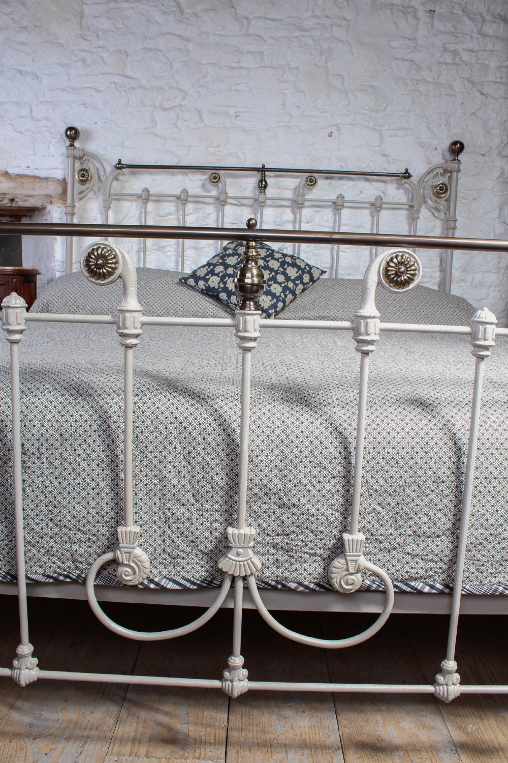 Rare super king size 6ft Victorian brass and iron bed View VIII