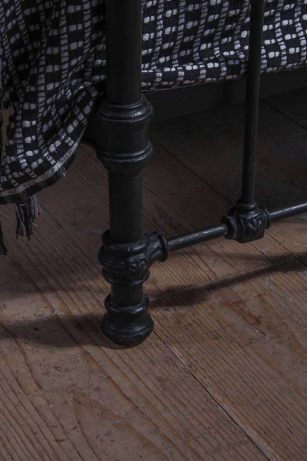 Lovely simple king size French iron bed  View V