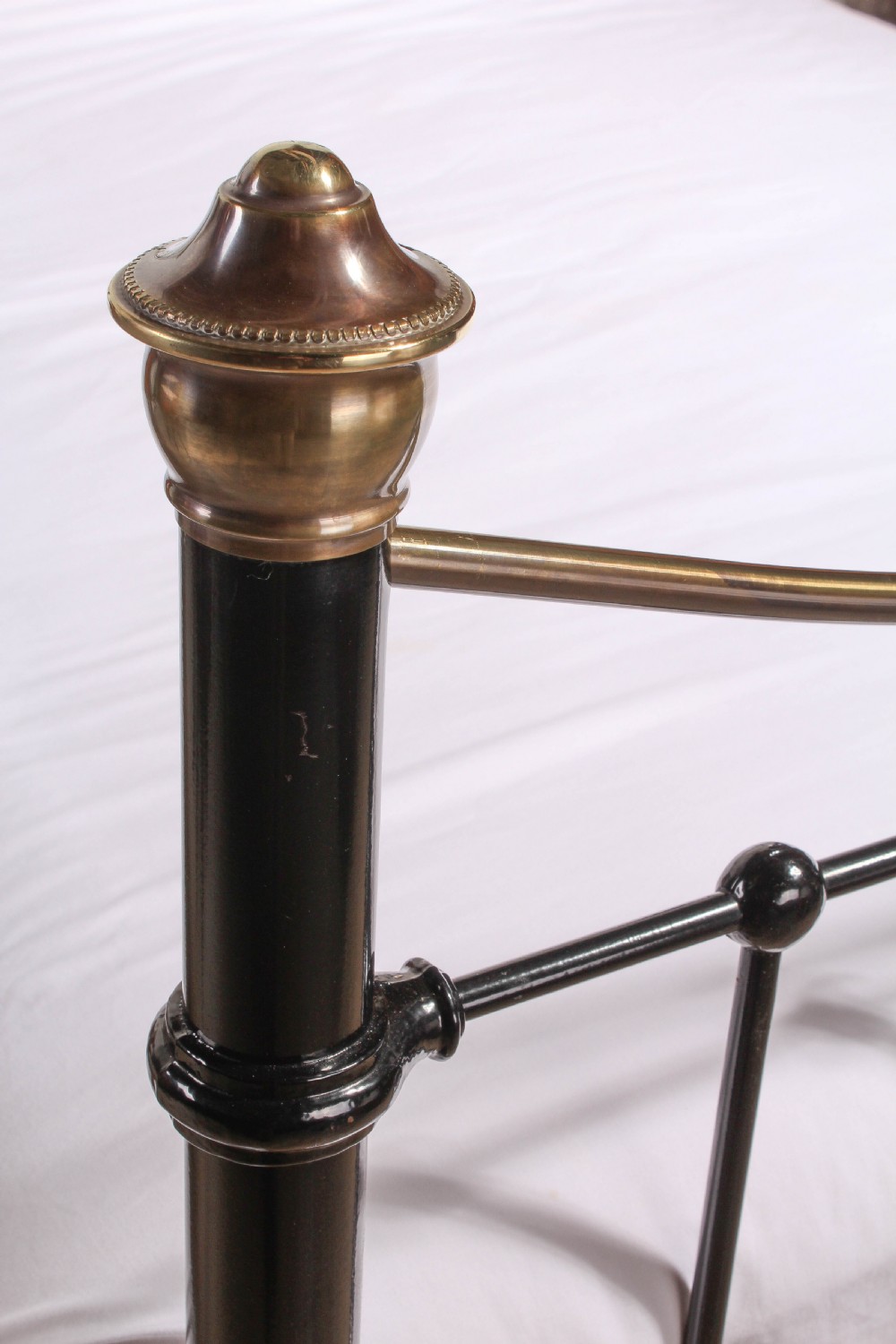 Classic Edwardian dip rail brass and iron bed View II