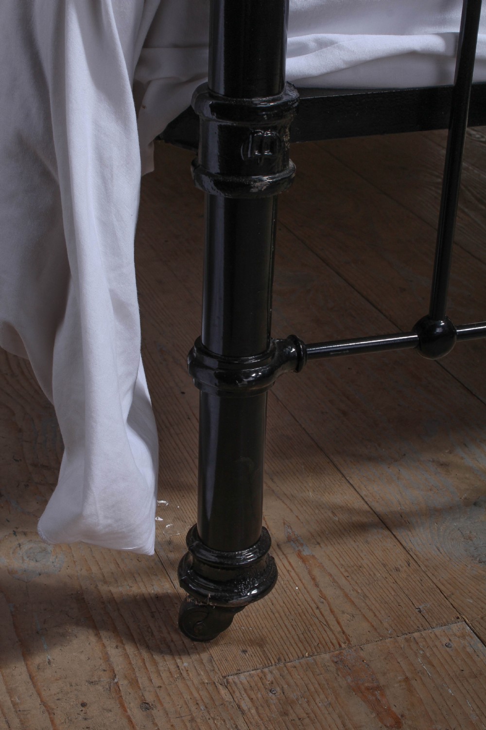 Classic Edwardian dip rail brass and iron bed View III