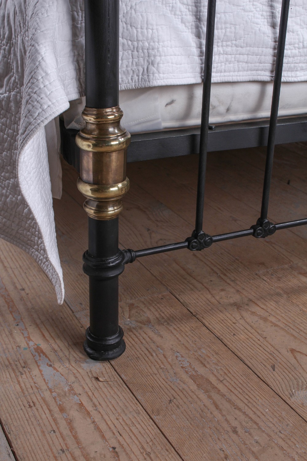 Classic Victorian 6Ft super king size brass and iron bed View VIII