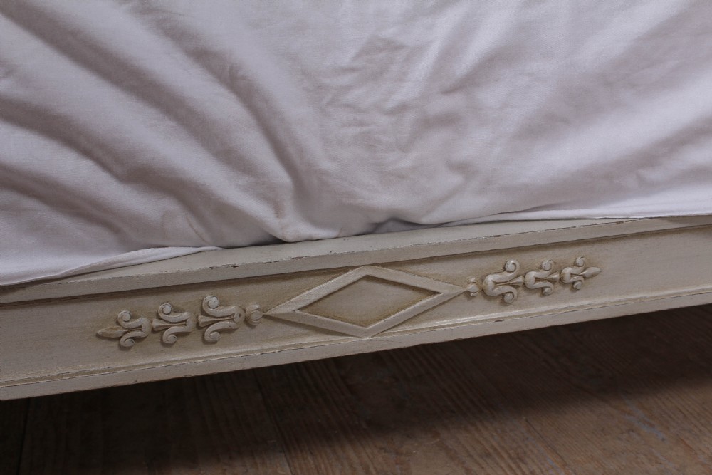 Pretty French  day bed View VI