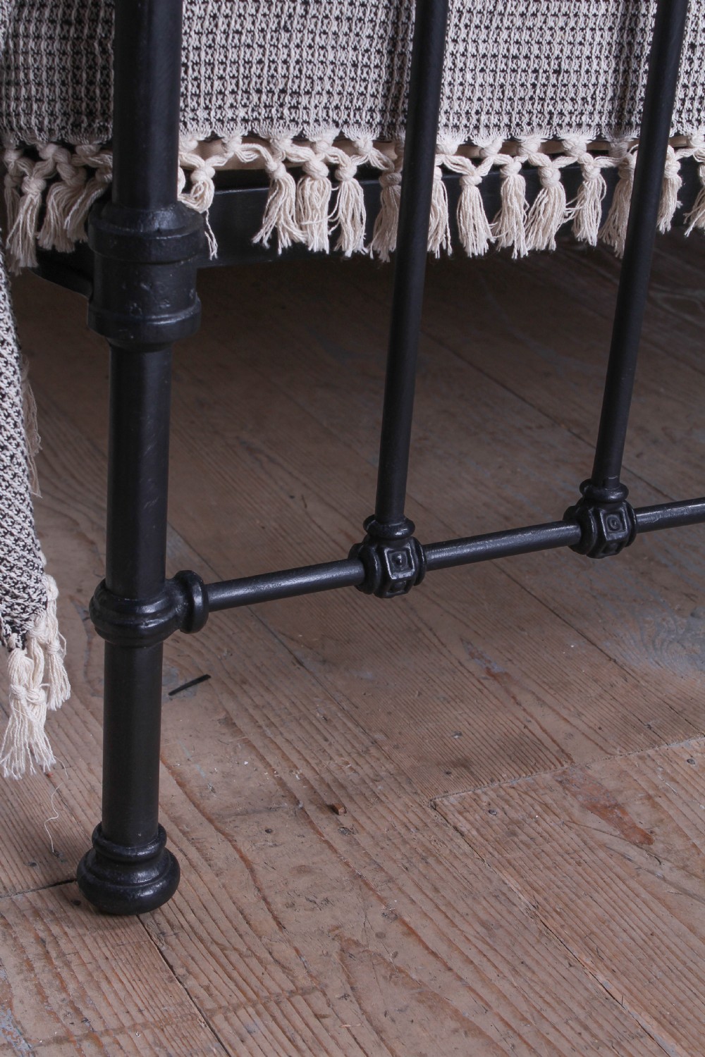 Handsome Classic Victorian 5Ft king size bed View V
