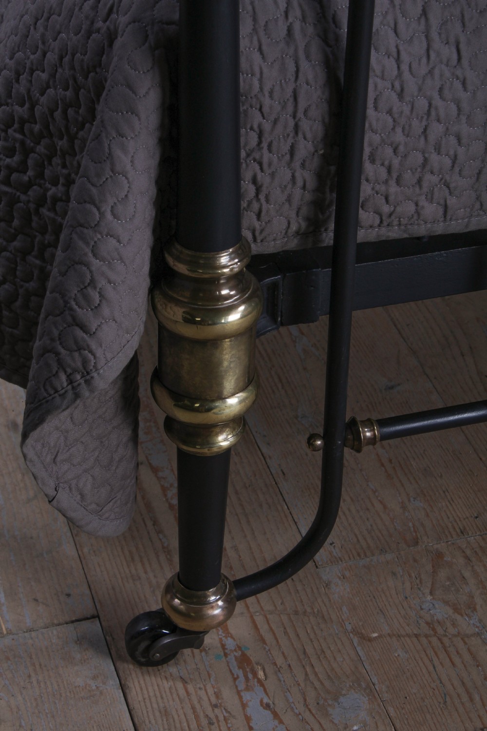 Superbly elegant super king size Winfield brass and iron bed View IV