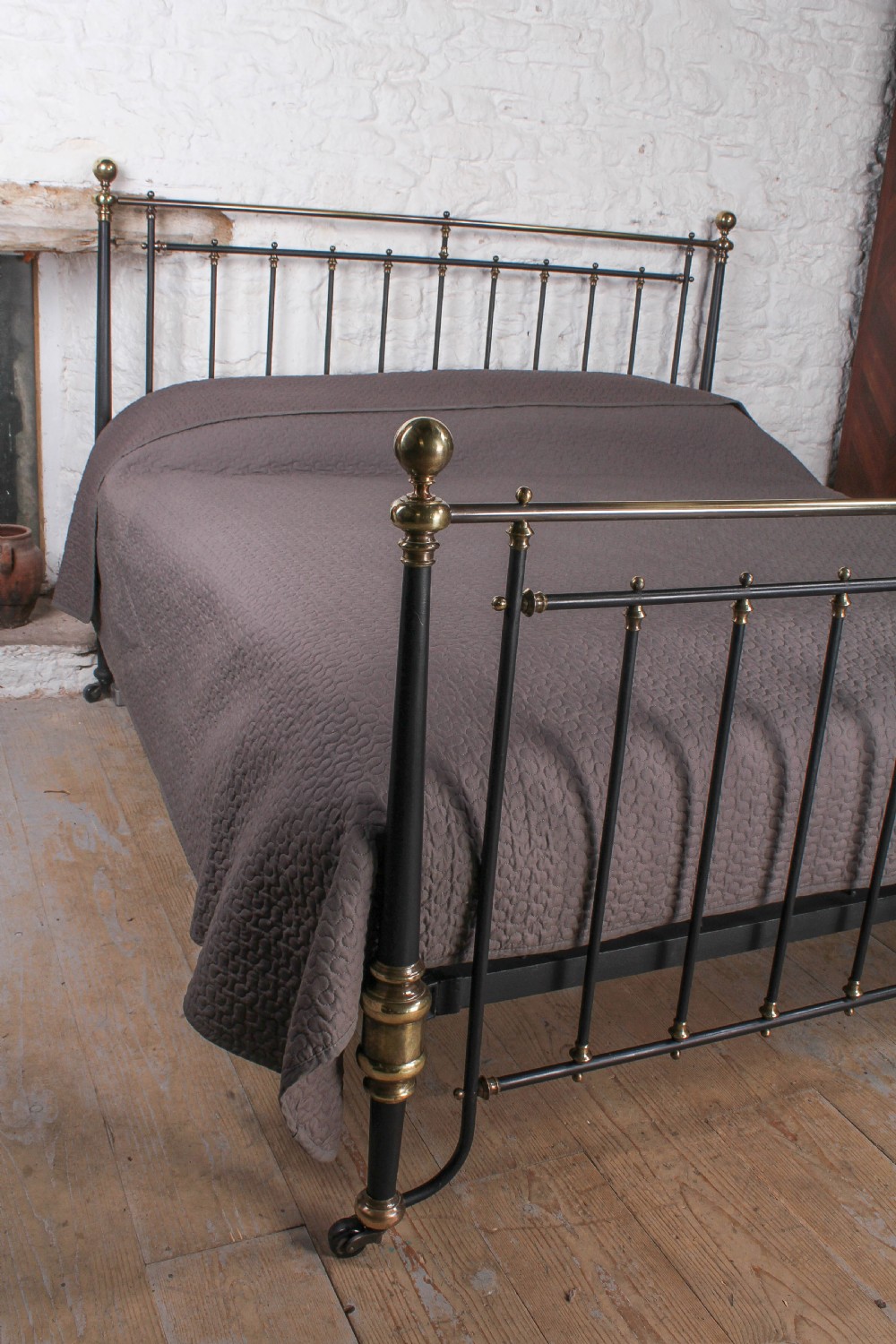 Superbly elegant super king size Winfield brass and iron bed View V