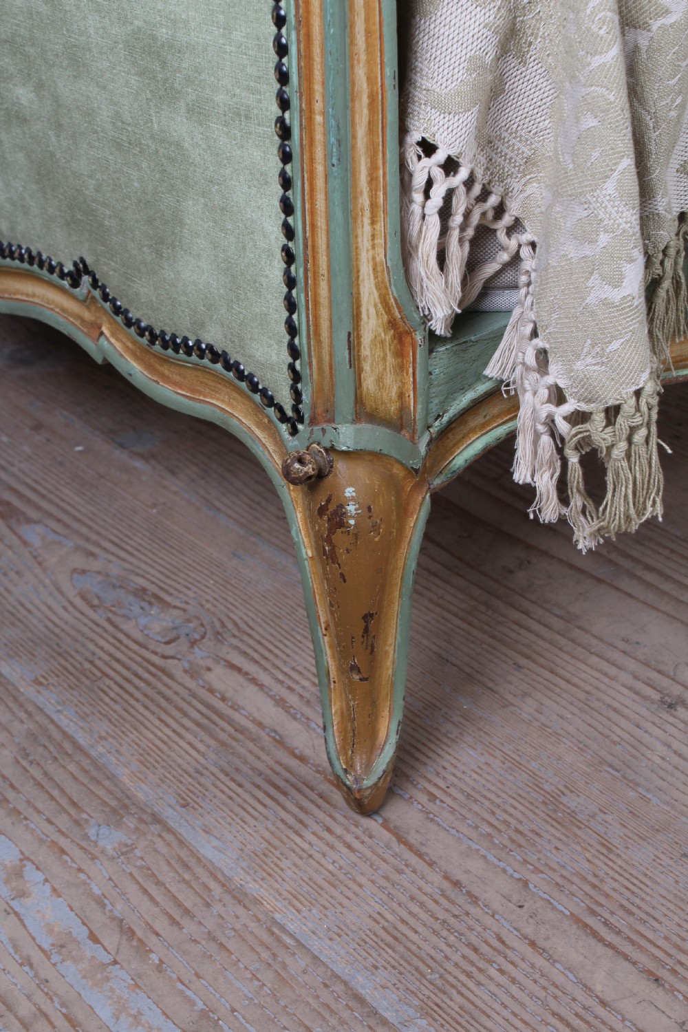Pretty  French Louis XV style single day bed View VI